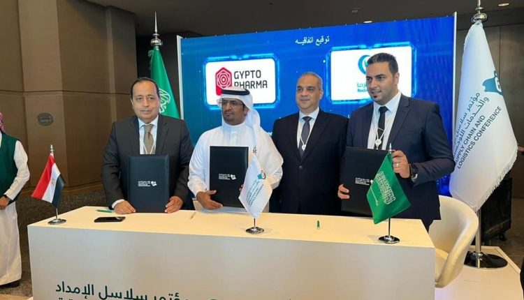 جانب من توقيع العقد