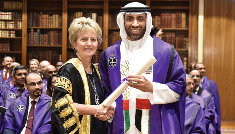 الكلية الملكية للأطباء بلندن تمنح الزمالة الملكية للطبيب الإماراتي حميد الشامسي