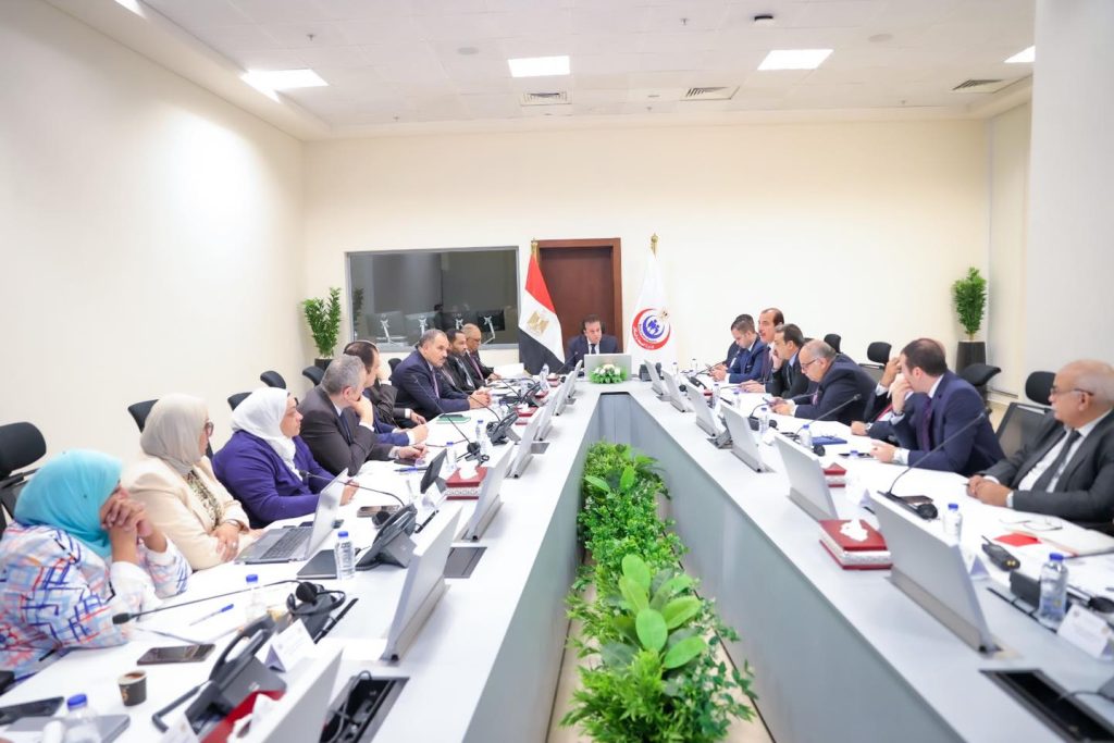 وزير الصحة يوجه بضرورة إجراء دراسة لإيجاد حوافز تشجيعية للأطباء ذوي التخصصات النادرة جانب من الاجتماع