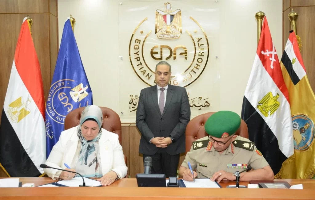 القوات المسلحة توقع بروتوكول مع هيئة الدواء لتنفيذ الإختبارات المعملية للمنتجات الدوائية والأجهزة الطبية جانب من توقيع بروتوكول التعاون