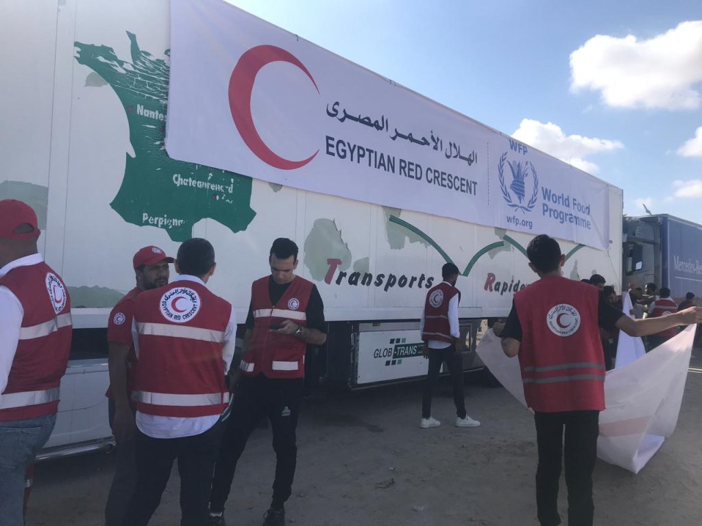 الهلال الأحمر المصري يعلن وصول 84 شاحنة للشعب الفلسطينى عبر معبر رفح حتى الآن شاحنة مساعدات تتجه لقطاع غزة