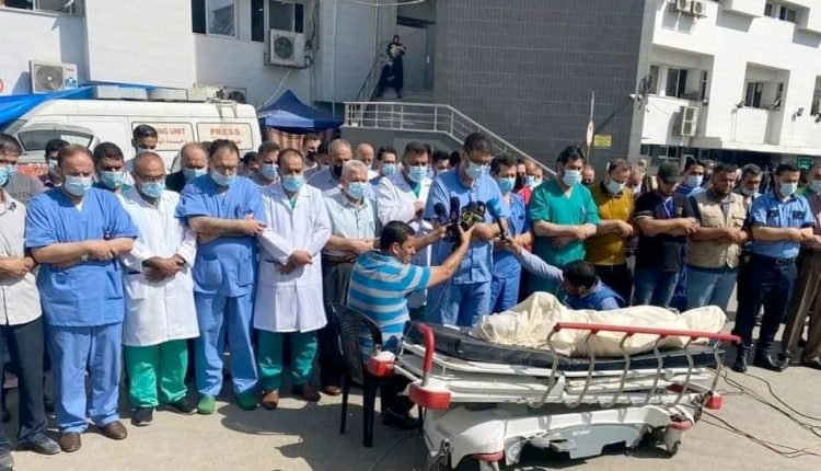 صلاة جنازة على أحد الأطباء