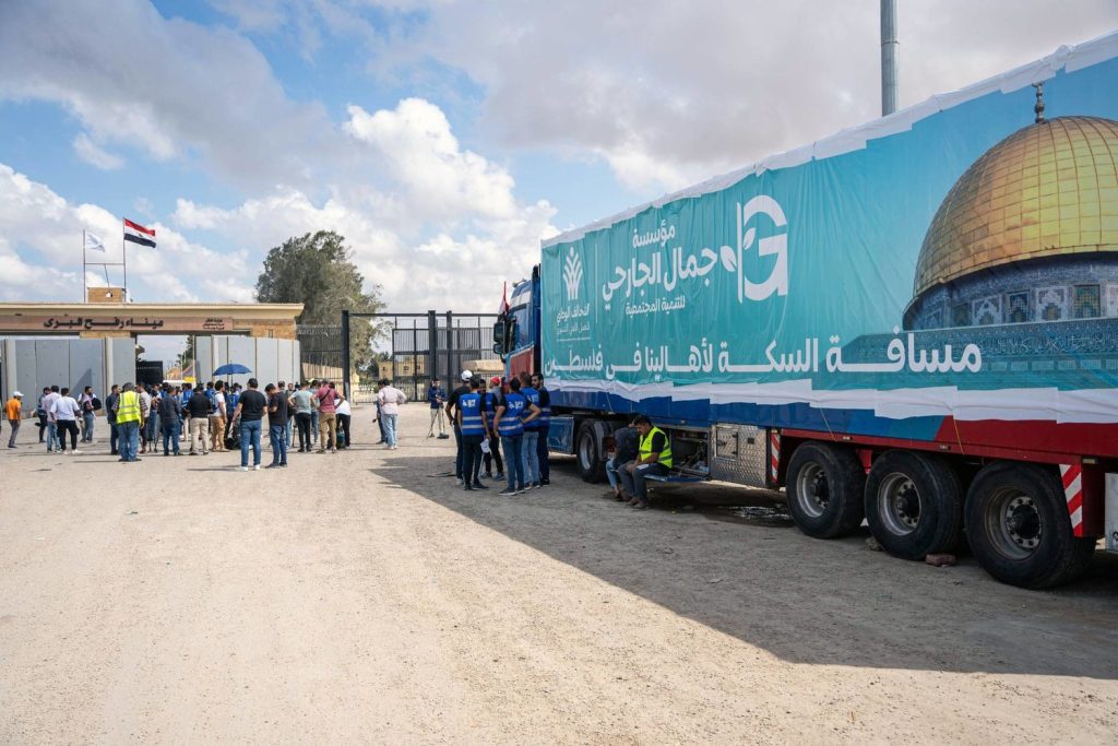 بدء عبور شاحنات المساعدات الإنسانية من معبر رفح إلى قطاع غزة