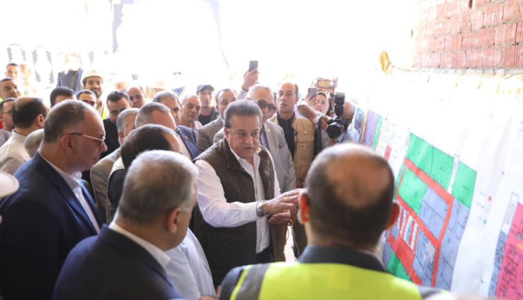 وزير الصحة خلال جولته الميدانية بمحافظة سوهاج