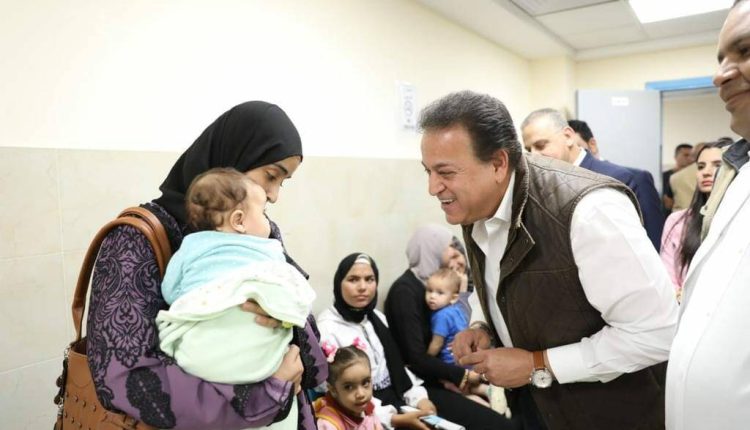 وزير الصحة في أحد المستشفيات بمحافظة سوهاج