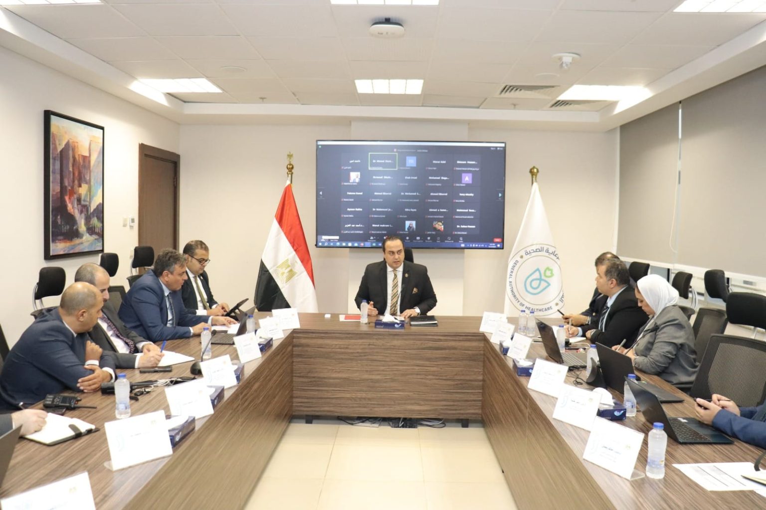 رئيس هيئة الرعاية الصحية يراجع المخزون الاستراتيجي من أمصال الإنفلونزا الموسمية والأدوية جانب من الاجتماع