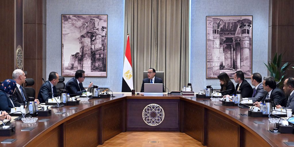 رئيس الوزراء يستعرض مقترحا لحزمة حوافز استثمارية لقطاع الرعاية الصحية جانب من الاجتماع