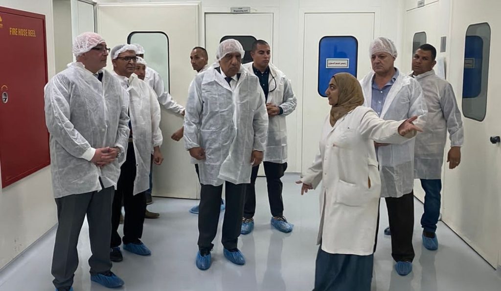وزير قطاع الأعمال يتفقد مصانع «النصر للكيماويات الدوائية» لمتابعة خطة تطوير الشركة مع القطاع الخاص جانب من الزيارة