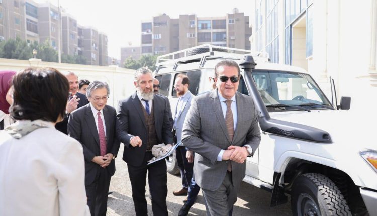 جانب من مراسم تسليم سيارات