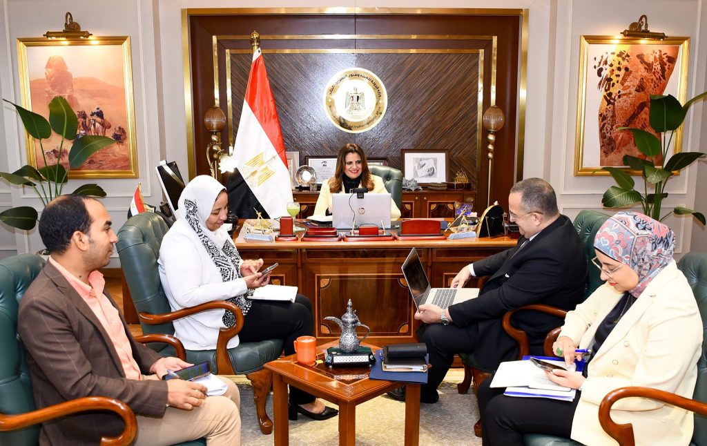 وزيرة الهجرة تلتقي خبيرا مصريا بالخارج لبحث تدريب الممرضين وإنشاء مركز لجراحات الأجنة جانب من اللقاء