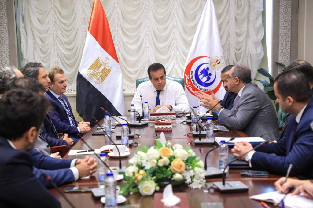 وزير الصحة يبحث مع «فاكسيرا» و«سكوب» الإماراتية تسريع إنشاء مصنع السرنجات ذاتية التلف جانب من اللقاء