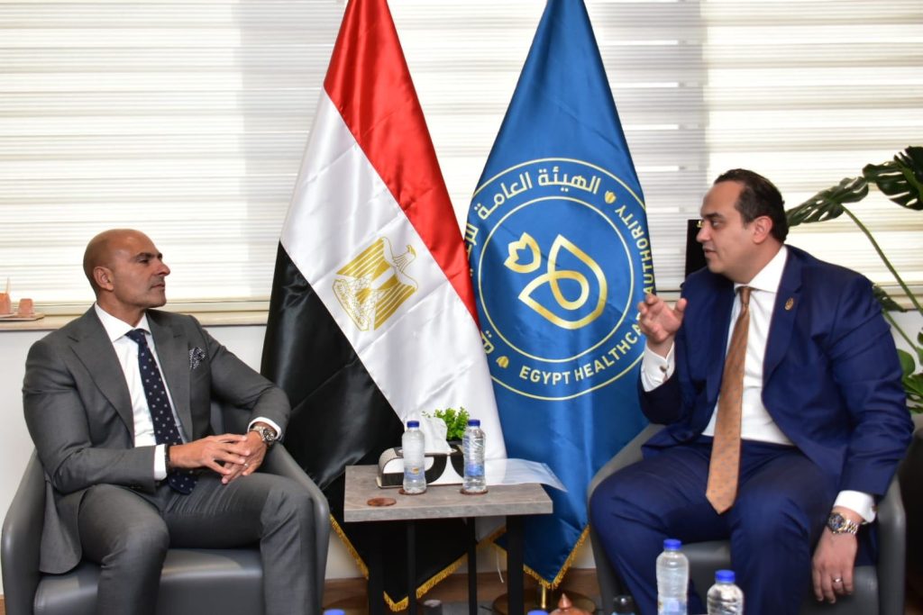 «الرعاية الصحية» تبحث تعزيز التعاون مع «أسترازينيكا» في مبادرات المستشفيات الخضراء ومراكز علاج الأمراض النادرة جانب من اللقاء