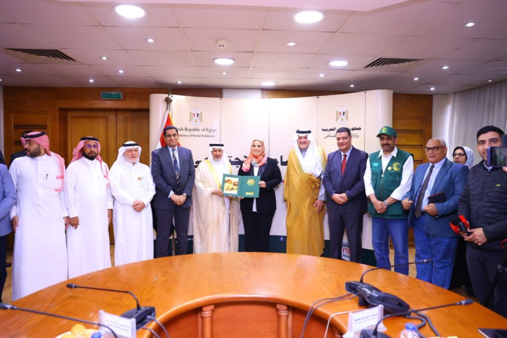 الهلال الأحمر المصري يوقع مذكرة تفاهم مع مركز الملك سلمان للإغاثة لدعم غزة جانب من توقيع مذكرة التفاهم