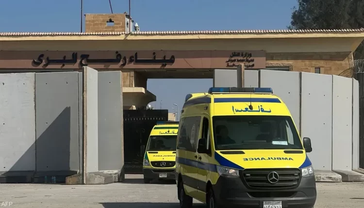 سيارة إسعاف تخرج من معبر رفح