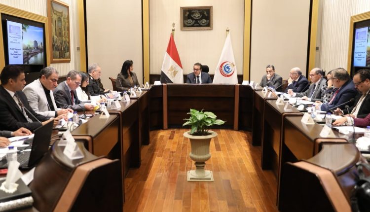 جانب من اجتماع وزير الصحة