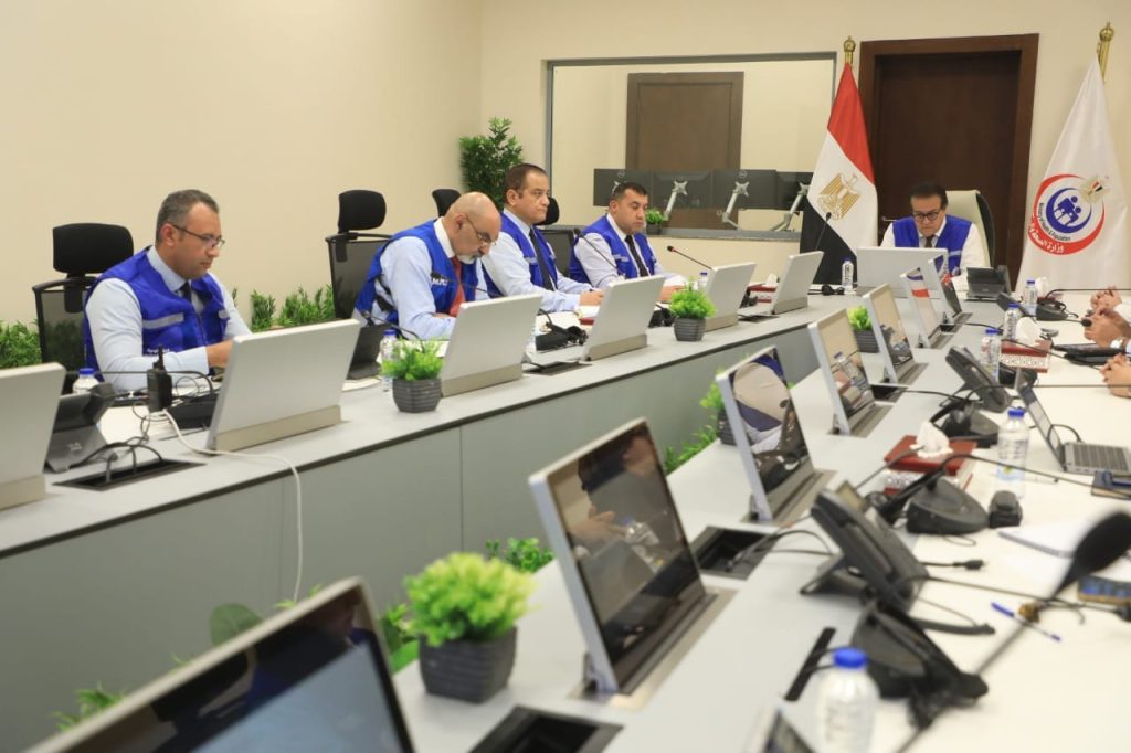 وزير الصحة يترأس غرفة الأزمات المركزية لمتابعة التأمين الطبي للانتخابات الرئاسية جانب من الاجتماع