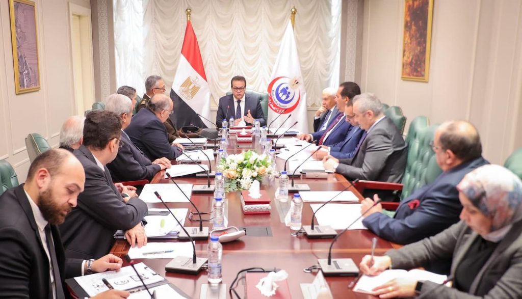 وزير الصحة يترأس اجتماع اللجنة العليا لزراعة الأعضاء ويوجه بسرعة الانتهاء من ميكنة المنظومة جانب من الاجتماع