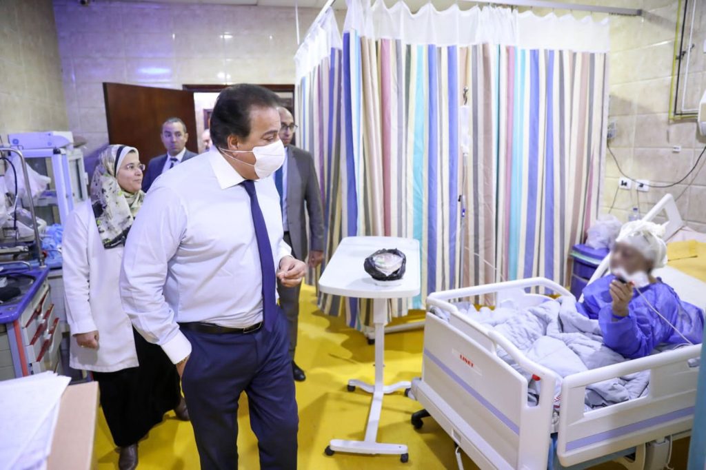 وزير الصحة ينتقد ضعف معدلات تردد المرضى على مستشفى مبرة المعادي وإغلاق العيادات المسائية قبل مواعيدها الرسمية جانب من الزيارة
