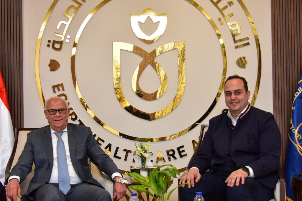 رئيس هيئة الرعاية الصحية يلتقي محافظ بورسعيد لمتابعة مؤشرات منظومة التأمين الصحي الشامل جانب من اللقاء