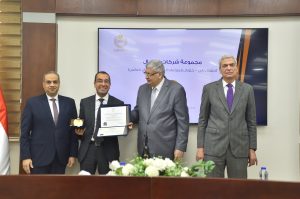 الدكتور بيتر مكرم مهنا أثناء التكريم