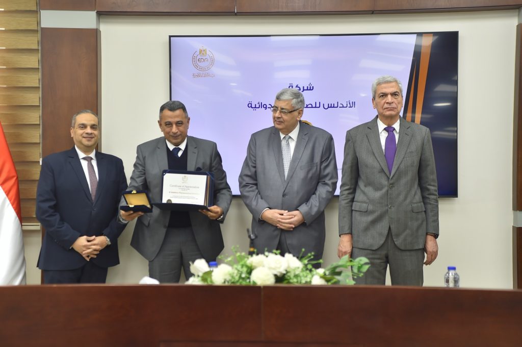 رئيس هيئة الدواء يكرم الدكتور محمد إبراهيم الرئيس التنفيذي لشركة الأندلس للصناعات الدوائية الدكتور محمد إبراهيم أثناء تسلم التكريم
