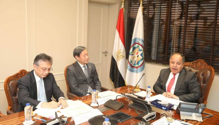وزير المالية خلال الاجتماع بمسؤولي الجايكا اليابانية