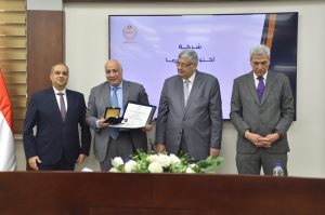 الدكتور هشام عبد العزيز أثناء التكريم