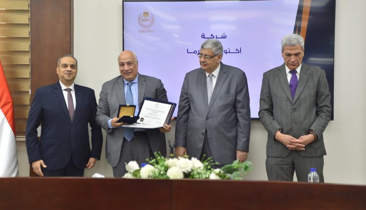 الدكتور هشام عبد العزيز أثناء التكريم