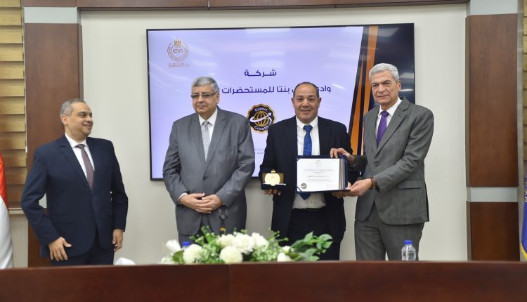 هيئة الدواء تكرم اللواء محمد دبور رئيس مجلس إدارة شركة وادي النيل بنتا للأدوية