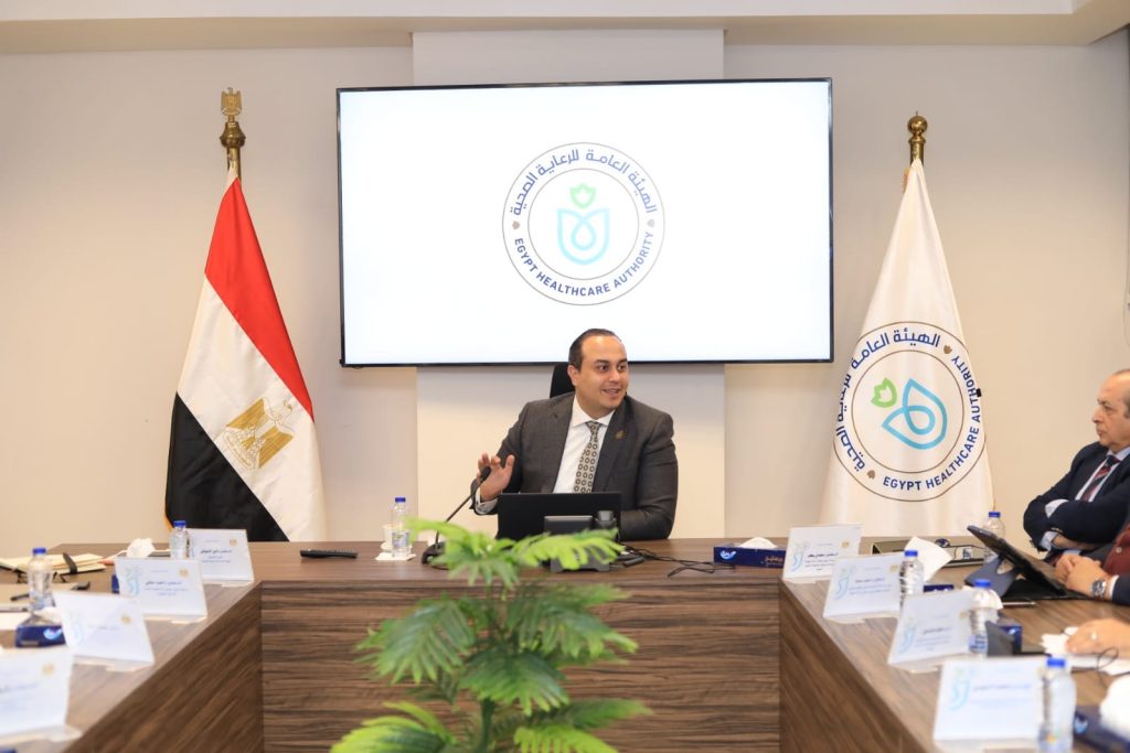 رئيس هيئة الرعاية الصحية يبحث مستجدات التشغيل التجريبي لمنظومة التأمين الصحي في أسوان جانب من الاجتماع