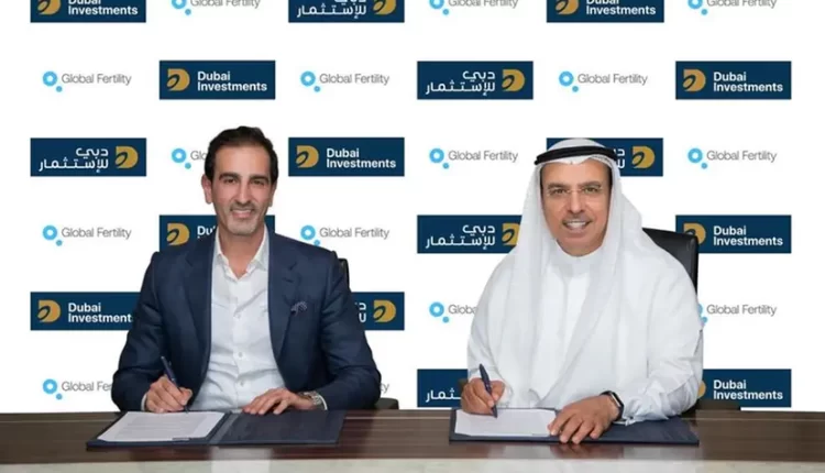 جانب من توقيع الصفقة