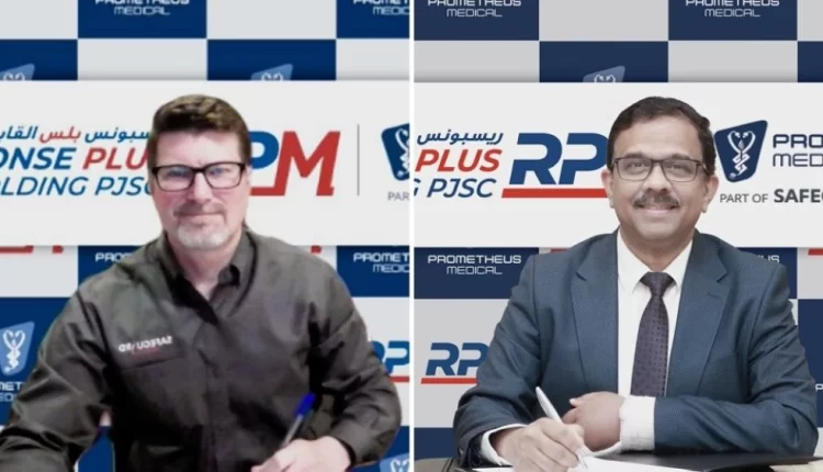 جانب من توقيع الصفقة