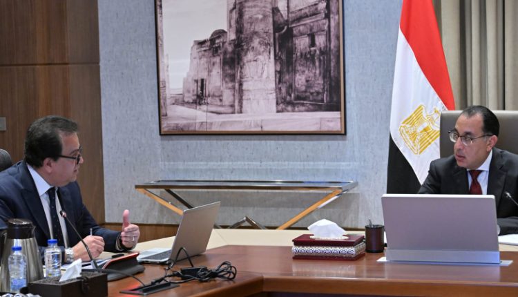 رئيس الوزراء يتابع مع وزير الصحة مستجدات الموقف التنفيذي للمبادرة الرئاسية لفحص المقبلين على الزواج