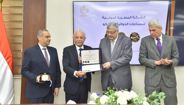 رئيس هيئة الدواء يكرم الدكتور أحمد كيلانى رئيس شركة ايبيكو للأدوية