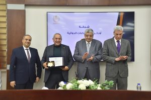 رئيس هيئة الدواء يكرم الدكتور اسامة عباس رئيس أوركيديا للصناعات الدوائية