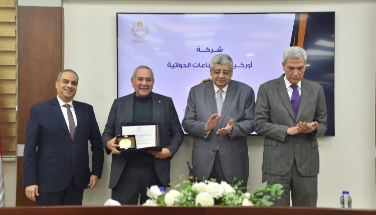 رئيس هيئة الدواء يكرم الدكتور اسامة عباس رئيس أوركيديا للصناعات الدوائية