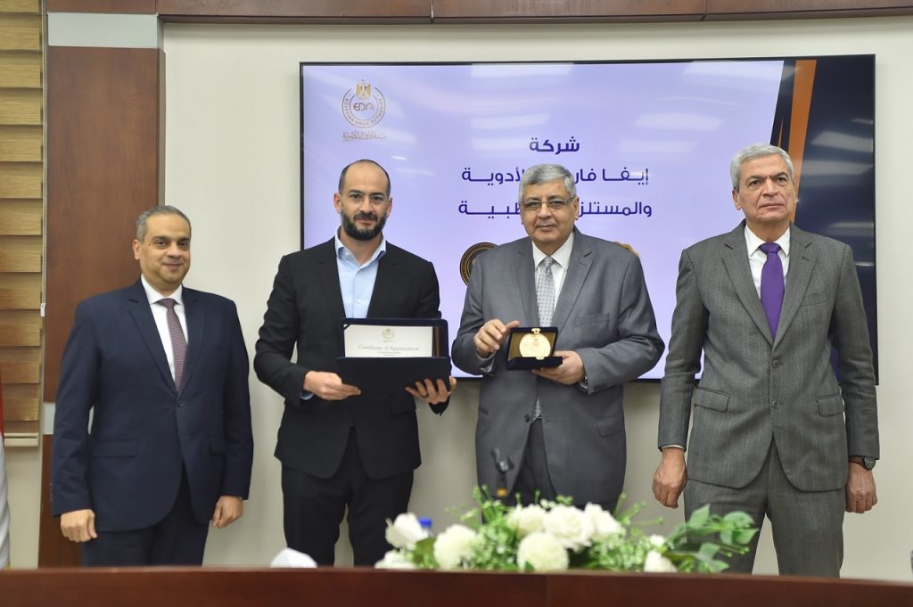 رئيس هيئة الدواء يكرم الدكتور رياض أرمانيوس رئيس مجلس إدارة شركة إيفا فارما رياض أرمانيوس رئيس مجلس إدارة شركة إيفا فارما أثناء التكريم