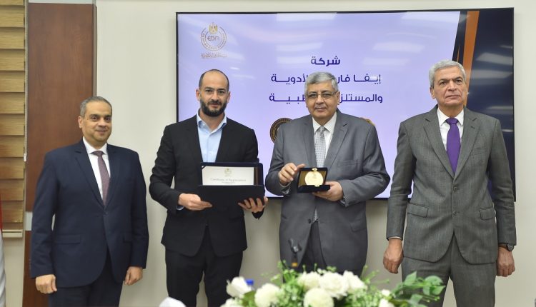 رياض أرمانيوس رئيس مجلس إدارة شركة إيفا فارما أثناء التكريم
