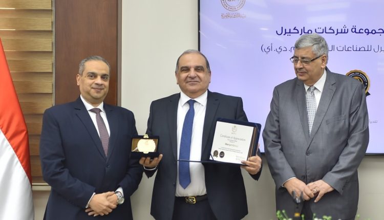 رئيس هيئة الدواء يكرم الدكتور وجدي منير رئيس شركة ماركيرل للصناعات الدوائية