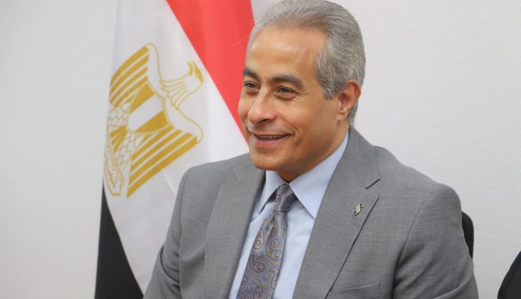 وزير العمل حسن شحاتة