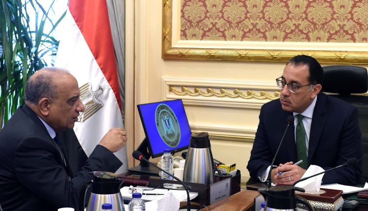 اجتماع سابق لرئيس الوزراء مع وزير قطاع الأعمال