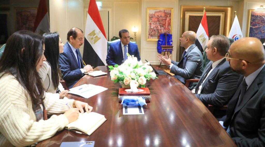 وزير الصحة يبحث مع «أسترازينيكا» إضافة علاجاً جديداً لبروتوكول علاج مرضى سرطان الكبد