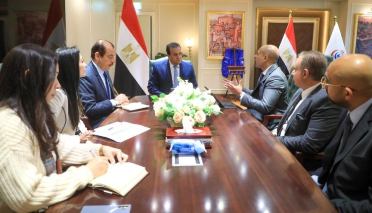 وزير الصحة يبحث مع «أسترازينيكا» إضافة علاجاً جديداً لبروتوكول علاج مرضى سرطان الكبد