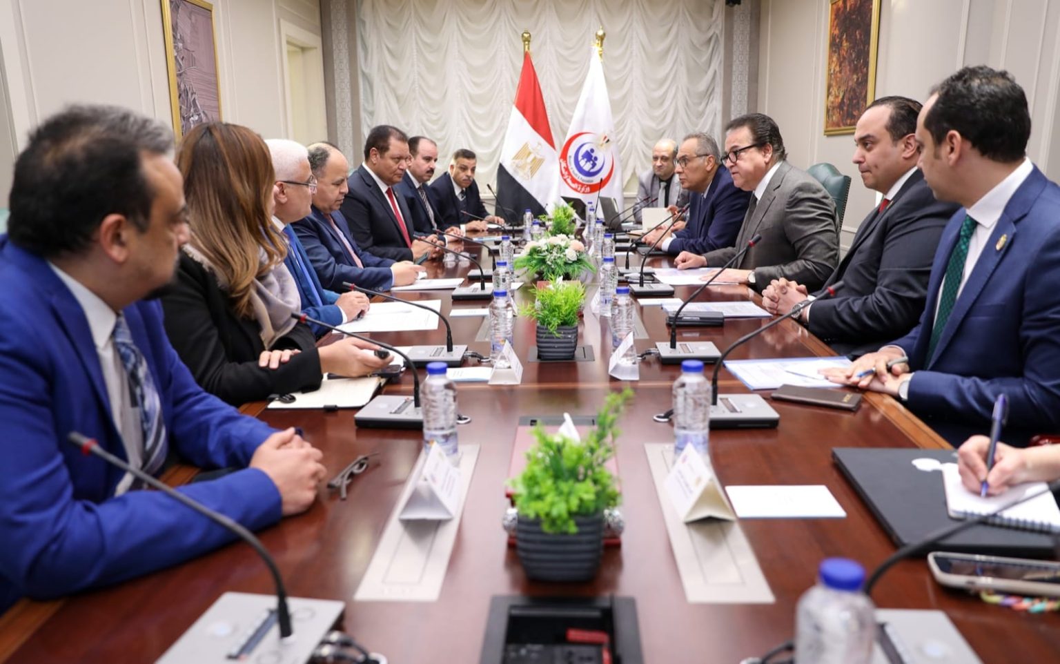 وزير الصحة يترأس اجتماع اللجنة التنسيقية لمنظومة التأمين الصحي الشامل بحضور وزير المالية جانب من الاجتماع