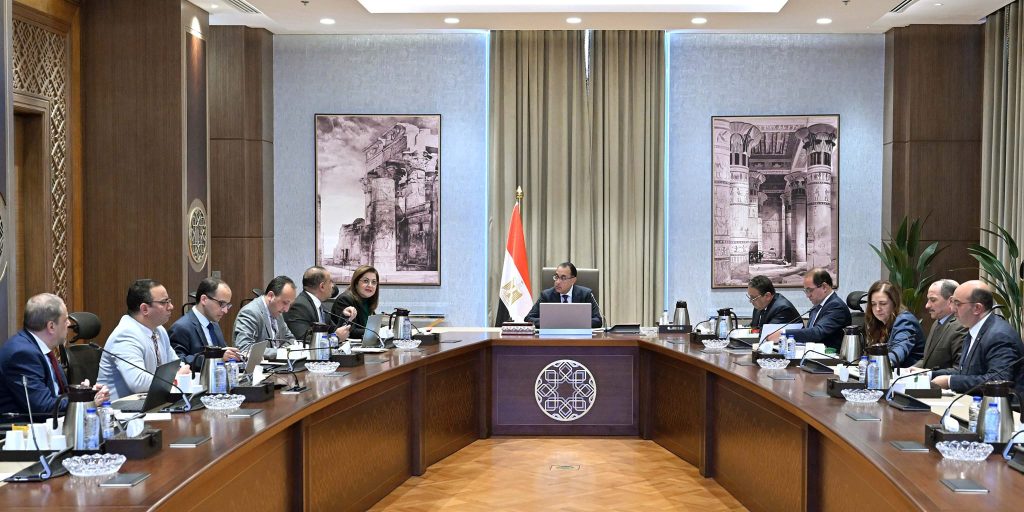وزيرة التخطيط: الدولة تستهدف تحسين تنافسية الخدمات الصحية وتنفيذ حزمة حوافز استثمارية للقطاع الخاص جانب من الاجتماع