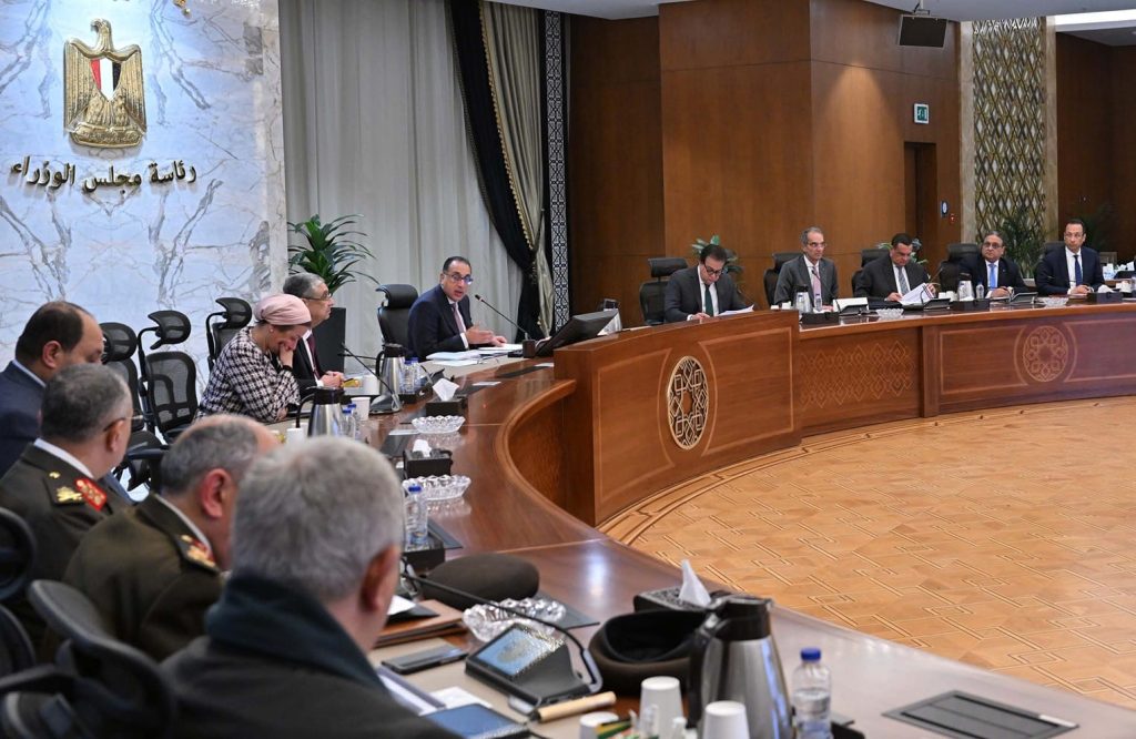 رئيس الوزراء يتابع موقف تفعيل الشبكة الوطنية للطوارئ والسلامة العامة بحضور وزير الصحة جانب من الاجتماع