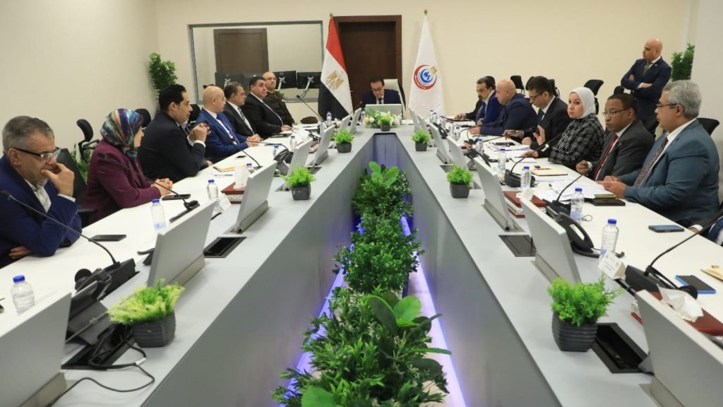 وزير الصحة يوجه بتشديد الرقابة على بنوك الدم والتأكد من الالتزام بمعايير الجودة والسلامة جانب من الاجتماع