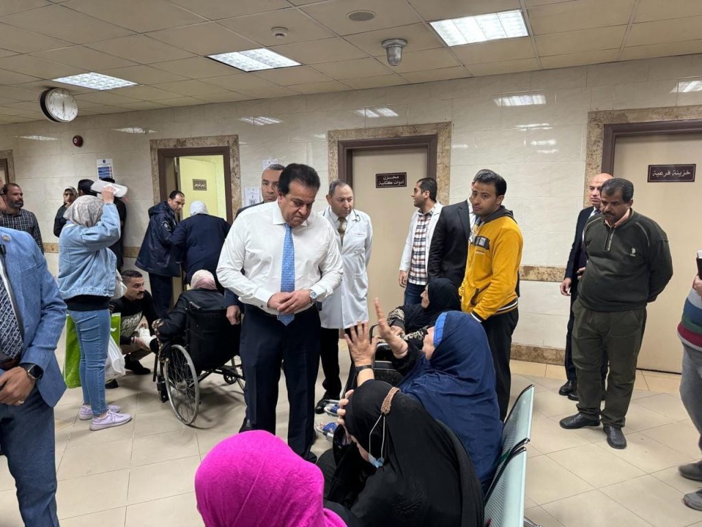 وزير الصحة يتفقد مستشفى العجوزة ويستمع لآراء المواطنين حول مستوى الخدمة جانب من الجولة