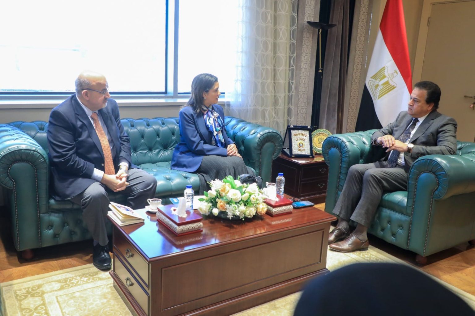 وزير الصحة يبحث مع المدير الإقليمي لمنظمة الصحة العالمية سبل التعاون المشترك جانب من اللقاء