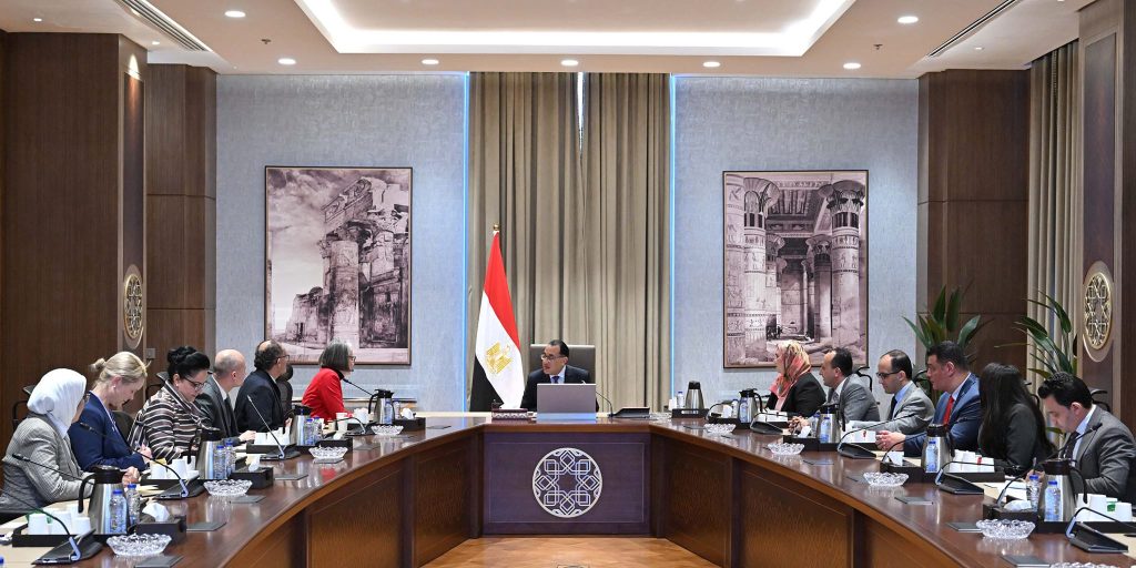 رئيس الوزراء يستقبل رئيسة الاتحاد الدولي لجمعيات الصليب والهلال الأحمر جانب من اللقاء